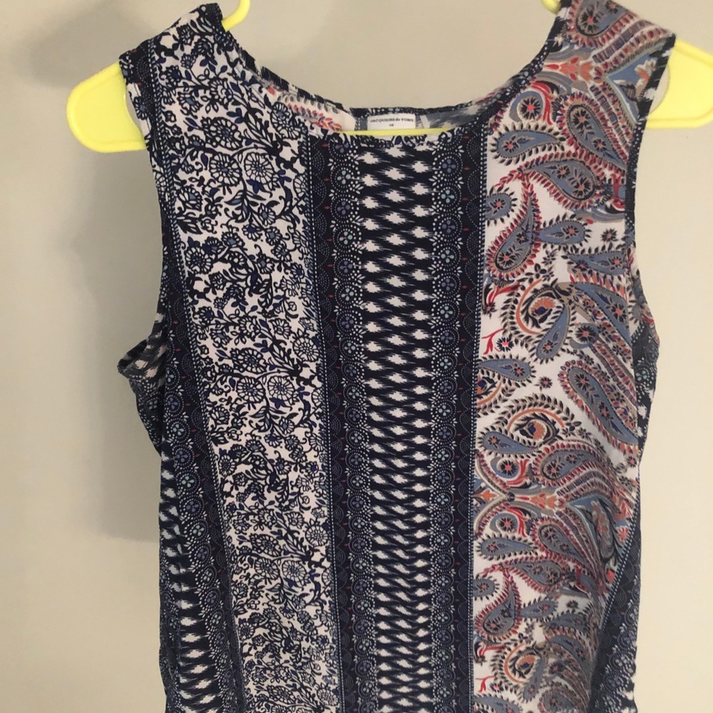 Patterned (Blue, Pink, White) no-sleeve tank top.